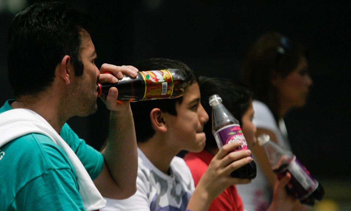 Consumir refresco fomenta riesgos para la salud: IMSS
