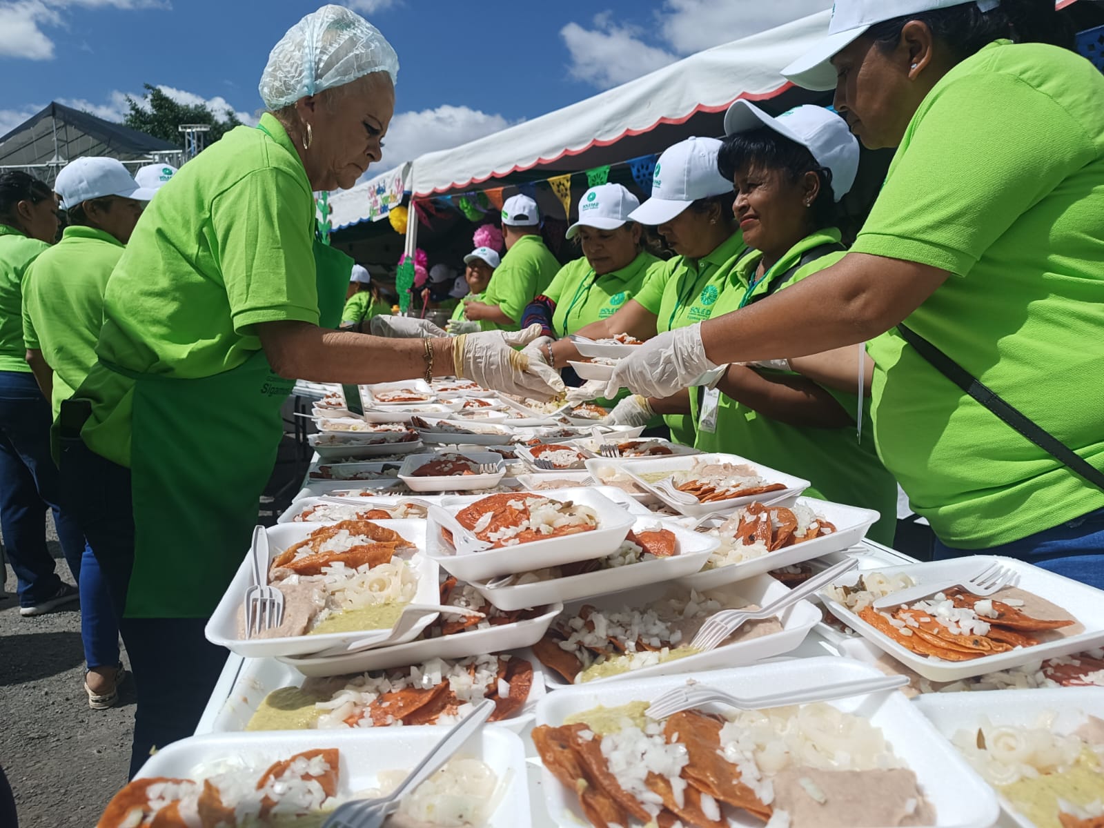 ¡Enchiladas para todos! Más de 50 mil disfrutan del Día de la Garnacha en la Fenapo. Foto: Xochiquetzal Rangel