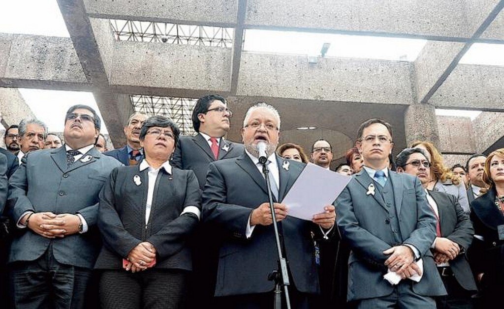 Luis Vega Ramírez, presidente de la Asociación Nacional de Magistrados de Circuito y Jueces de Distrito, leyó el posicionamiento sobre la ley de salarios. (CORTESÍA)
