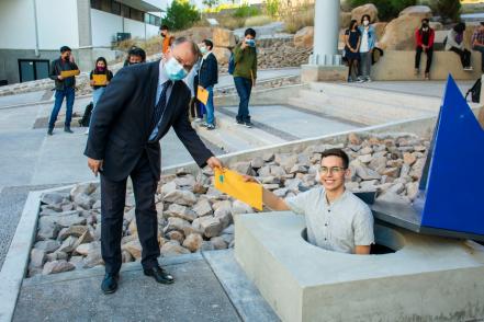 Sellan cápsula del tiempo de Instituto de Física de la UASLP; se abrirá en el 2056