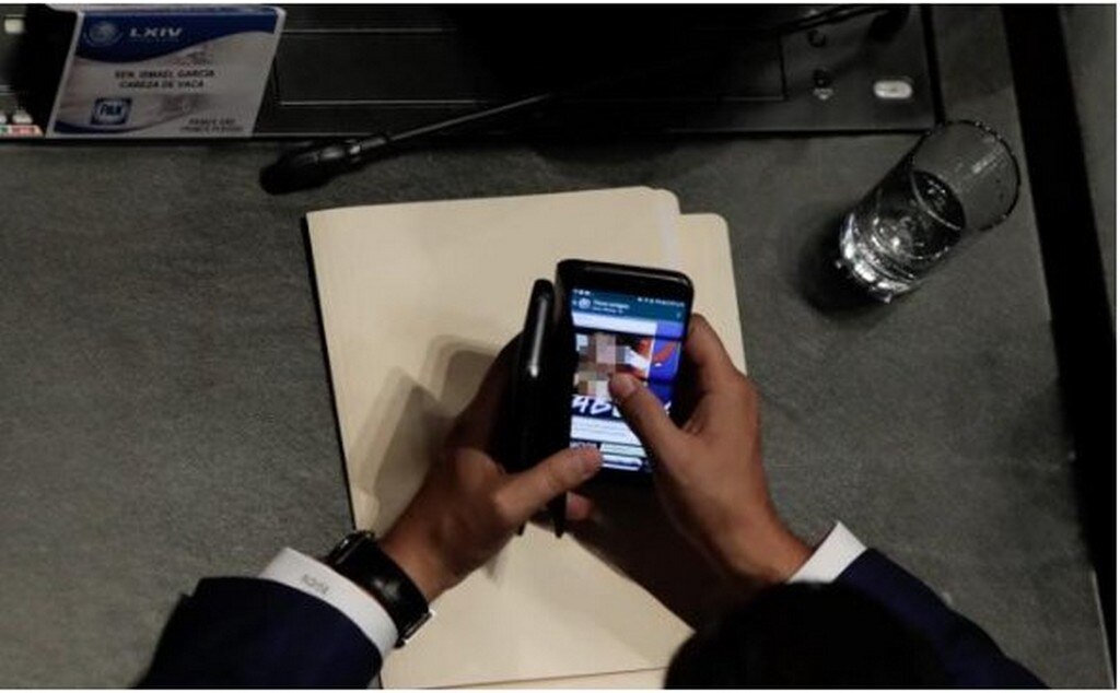 Senador chatea sobre sexoservicio en su escaño