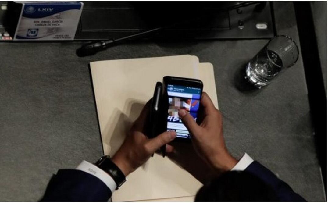 Celular del senador Ismael García Cabeza de Vaca. Fotografías de Iván Stephens EL UNIVERSAL