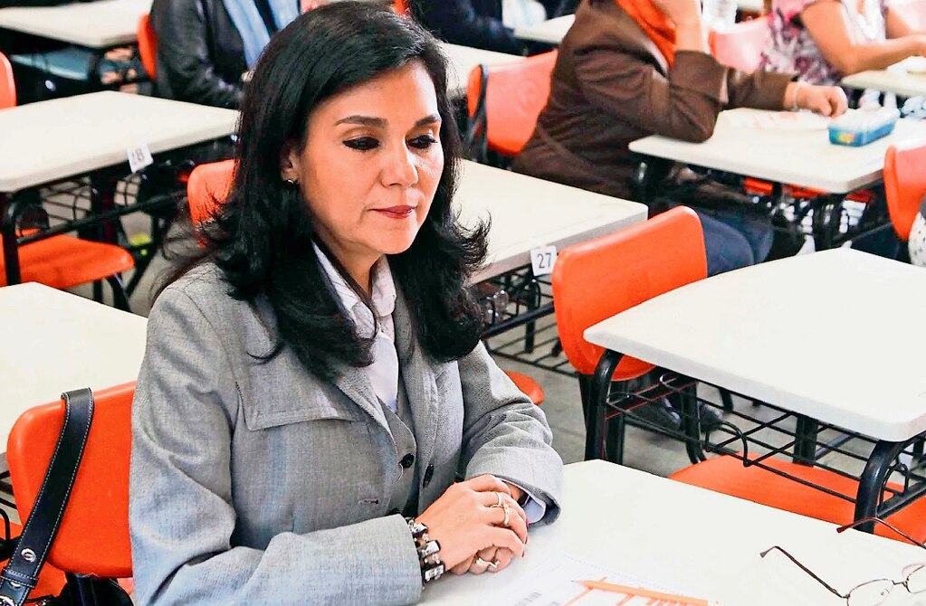 Ayuntamiento realiza entrega de reconocimientos a docentes 