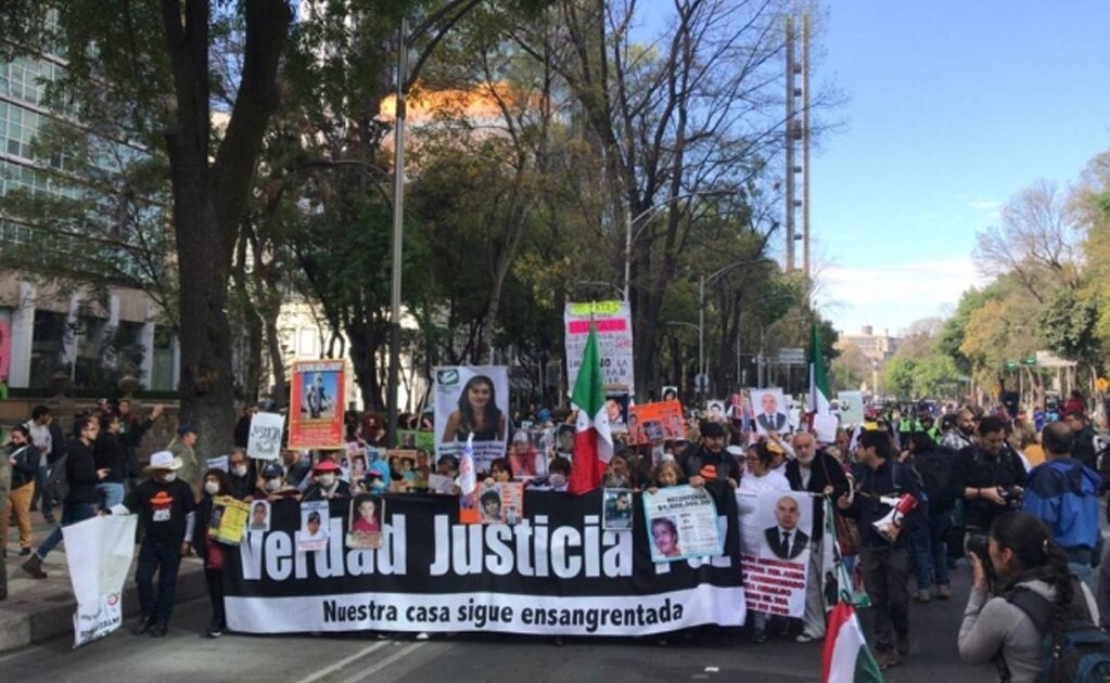 Marcha por la Verdad avanza sobre Reforma hacia Palacio Nacional