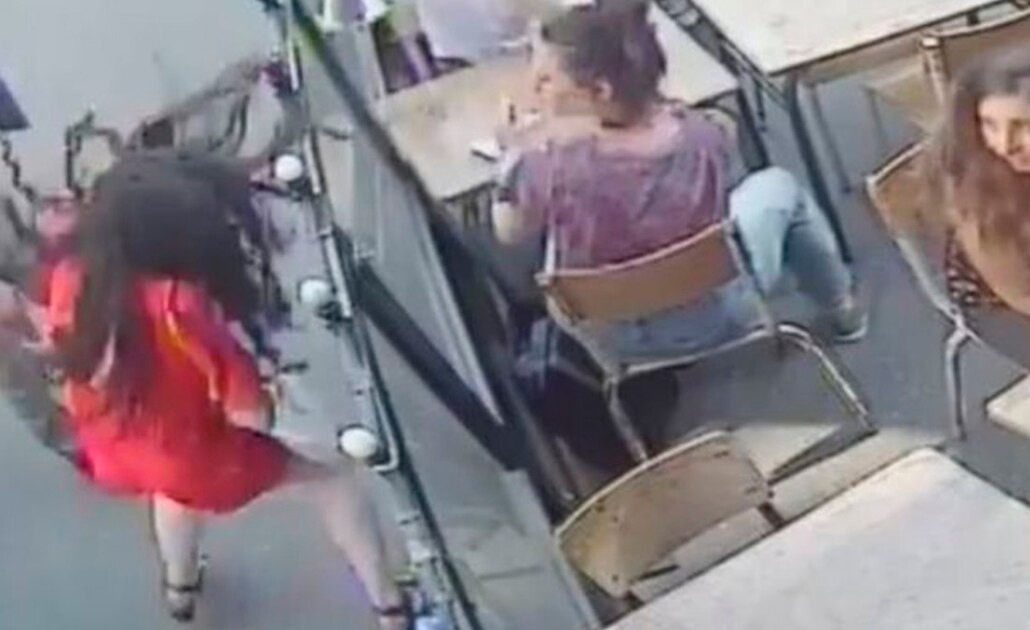 Captan agresión a joven en París luego de defenderse de comentarios obscenos