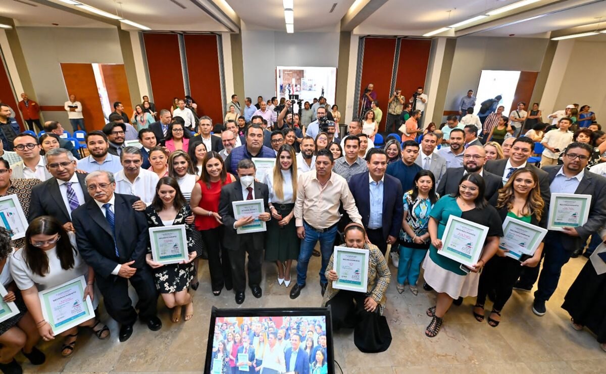 Gallardo entrega Premio Estatal de Periodismo 2023; EL UNIVERSAL recibe mención honorífica