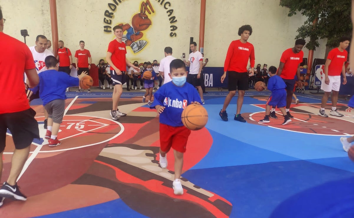 Gigantes de la NBA despiertan el sueño del basquetbol en niñas y niños de SLP. Fotos: Nancy Lizet Hernández