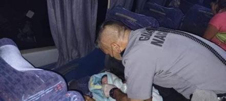 Potosina dio a luz en autobús; elemento de la Guardia Nacional la auxilió