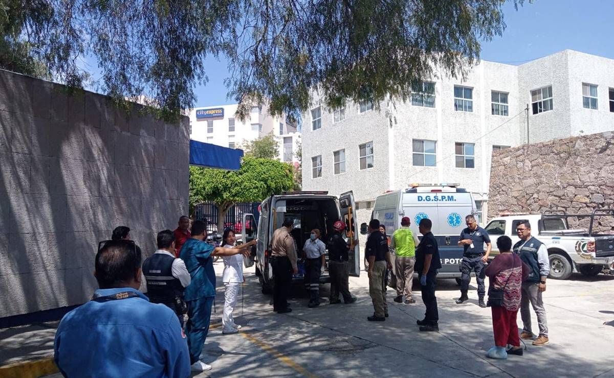 Colapsan gradas durante fotografía de graduación en la UASLP; hay 9 lesionados