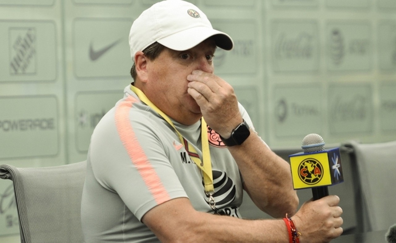  Siguen los "chistes" de Miguel Herrera con la prensa
