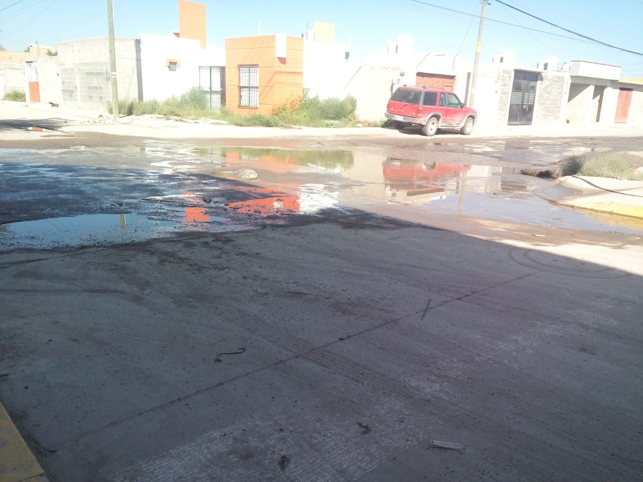 Fuga de aguas negras afecta a habitantes de la Colonia las Flores