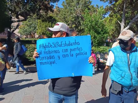 Manifestantes interrumpen bodas comunitarias en la capital potosina; exigen alumbrado y agua potable
