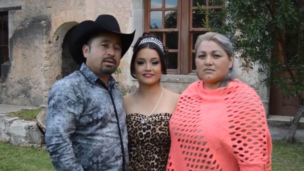 Rubí y sus padres en el video de invitación a su fiesta de XV años. Foto: Captura de video