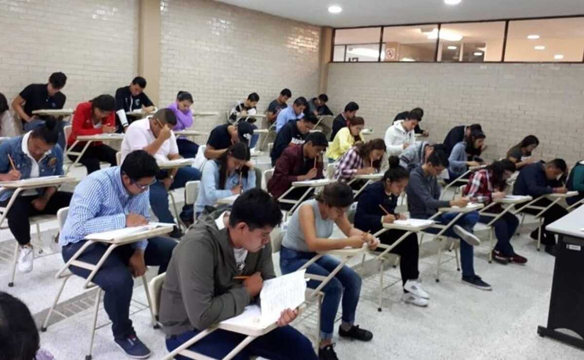 Jóvenes realizan examen de admisión para la UASLP