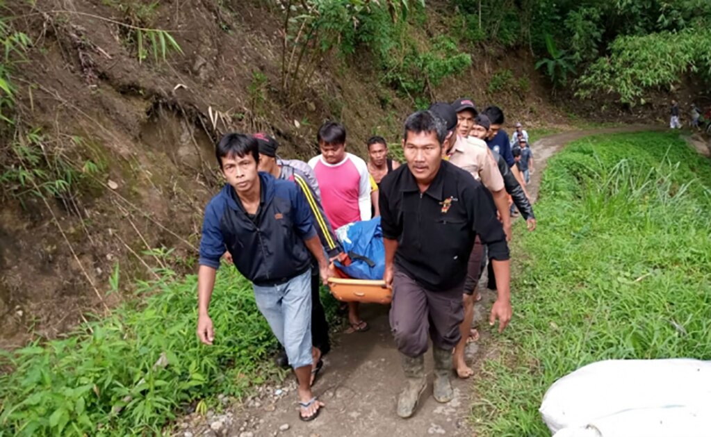 Fallecen al menos 27 personas al caer autobús a barranco en Indonesia