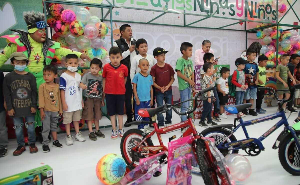 Ricardo Gallardo lleva juguetes y sonrisas a menores de la capital por el Día del Niño y la Niña 
