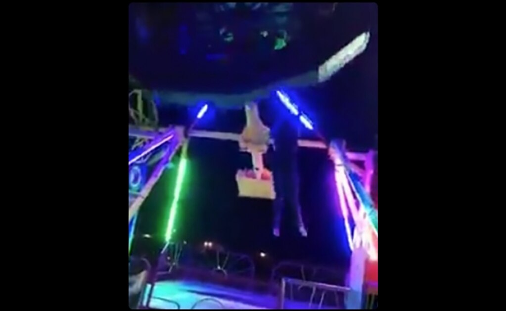 Captan momento en que mujer cae de juego mecánico en Juárez