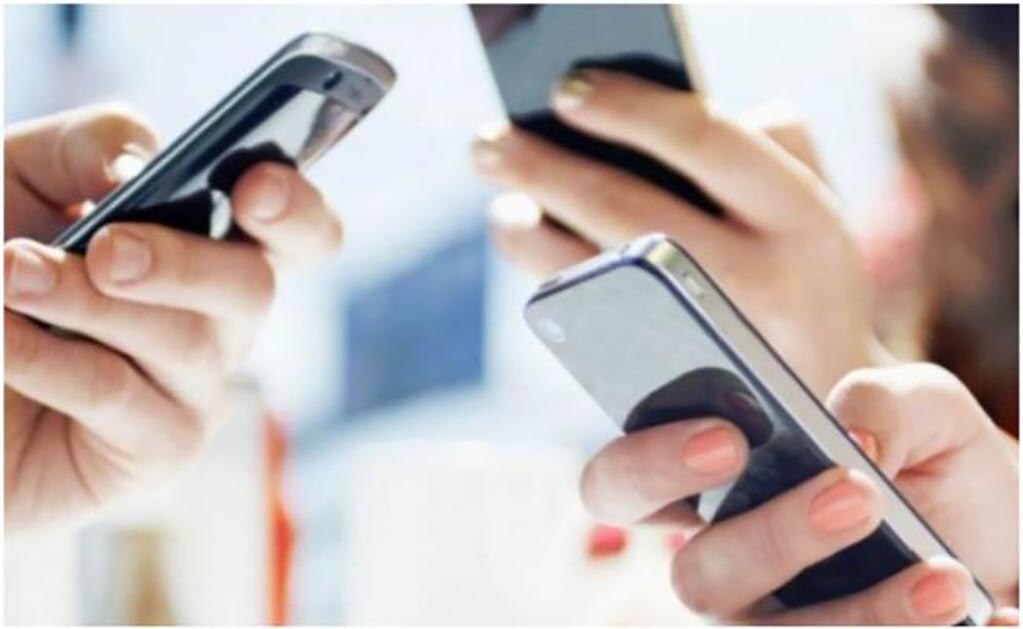 Tanto el iPhone como los Samsung tienen puntos rojos anunciando mensajes, noticias y actualizaciones