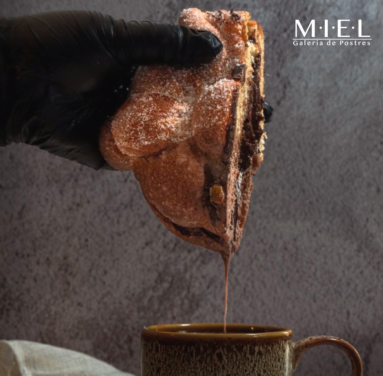 Pan de muerto en Miel. Foto: MIEL Galería de postres