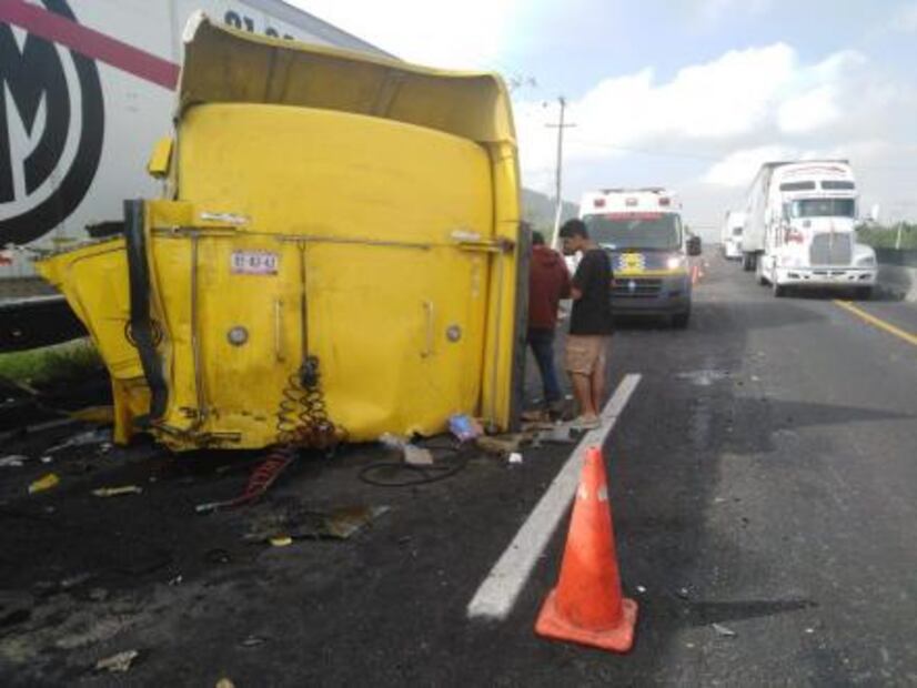 Chofer de trailer sobrevive a accidente