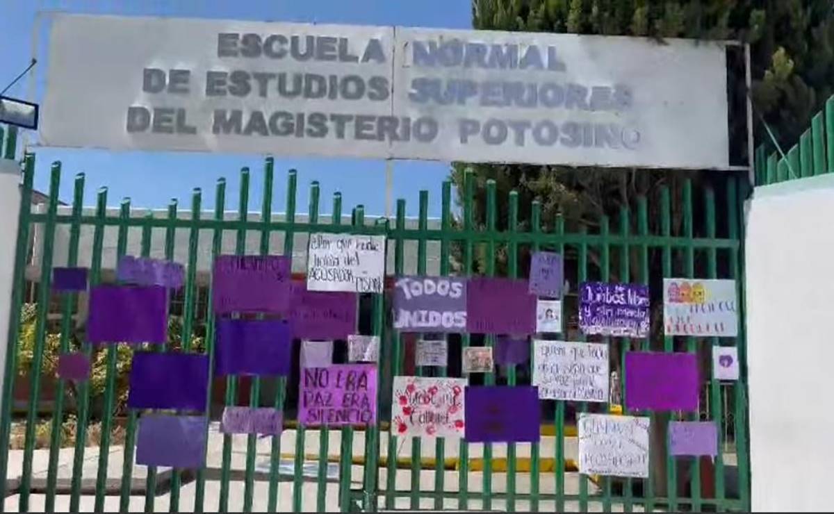 Estudiantes normalistas de SLP se manifiestan para denunciar acoso de profesor; piden su destitución