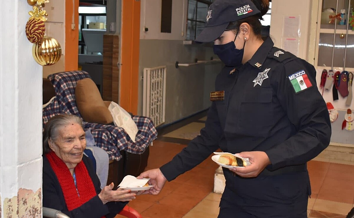 Policías estatales se ponen a repartir roscas de reyes y ropa abrigadora en asilos de SLP