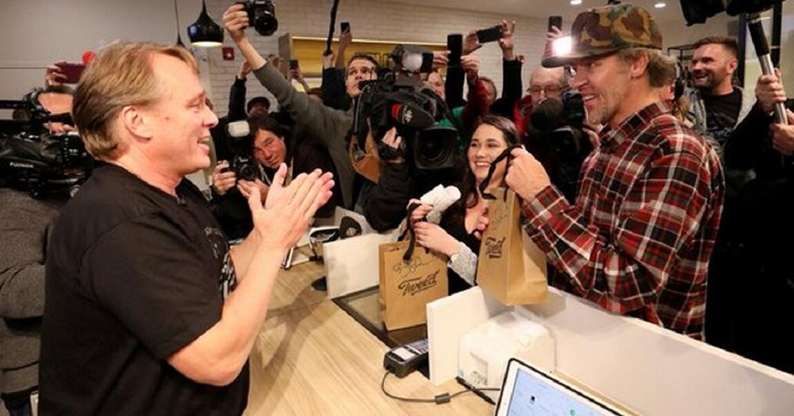 Ian Power era el primero en la fila en una tienda en San Juan de Terranova (Foto: Reuters)