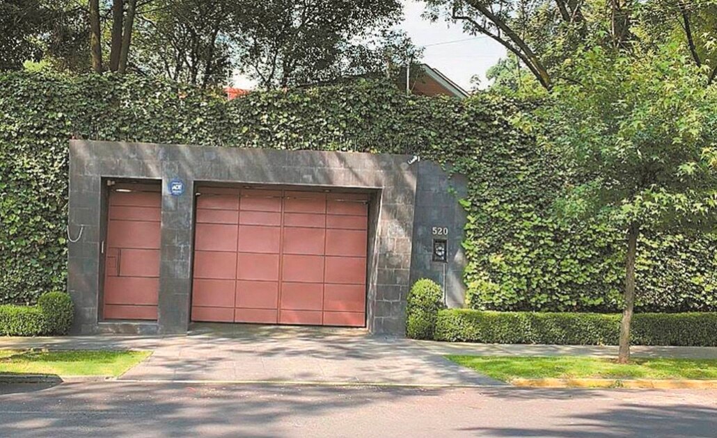 Esta es una de las casas que posee el director de la CFE, Manuel Bartlett en Lomas de Chapultepec, de acuerdo con un reportaje de Carlos Loret. Fotos/WWW.CARLOSLORET.COM