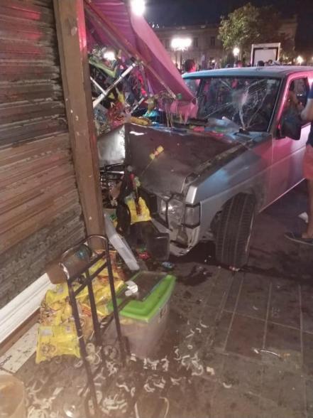 Mujer choca contra puesto ambulante en Centro Histórico