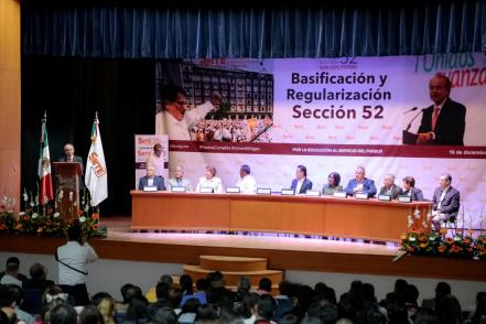 Entregan 450 basificaciones y regularizaciones a 332 docentes del SNTE