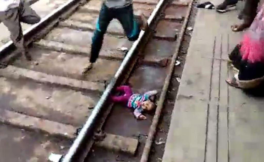 Bebé resulta ilesa tras caer a vías de tren en India