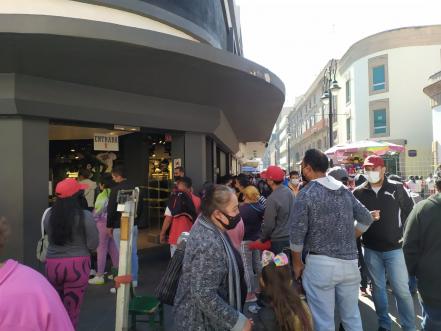 ¡Adiós a la sana distancia! Así lucen los comercios en San Luis Potosí, previo a Navidad