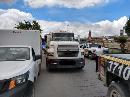 Detienen a conductor por portar droga 
