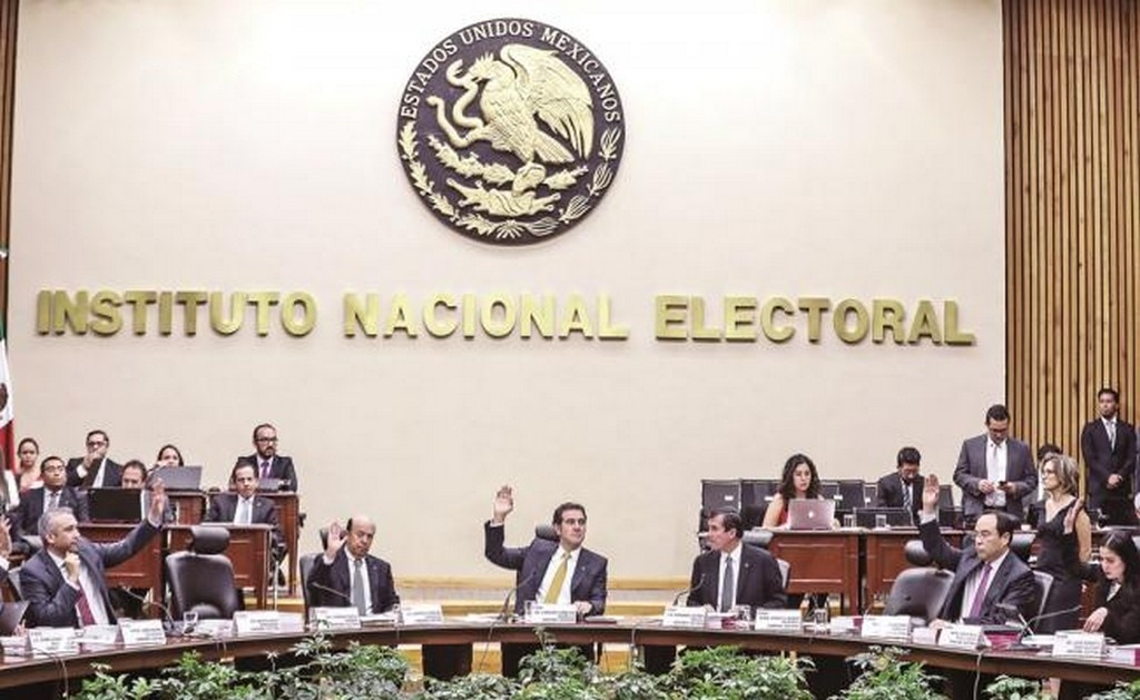 Declara INE improcedente medidas cautelares a video de Lozano contra AMLO