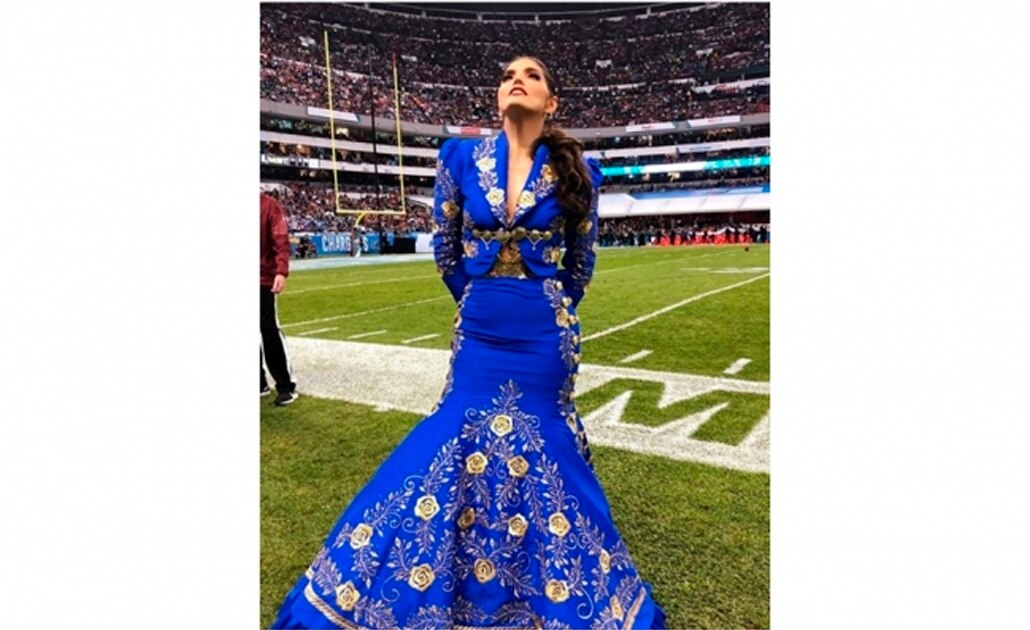 Ana Bárbara se disculpa por cambiarle una palabra al Himno de México