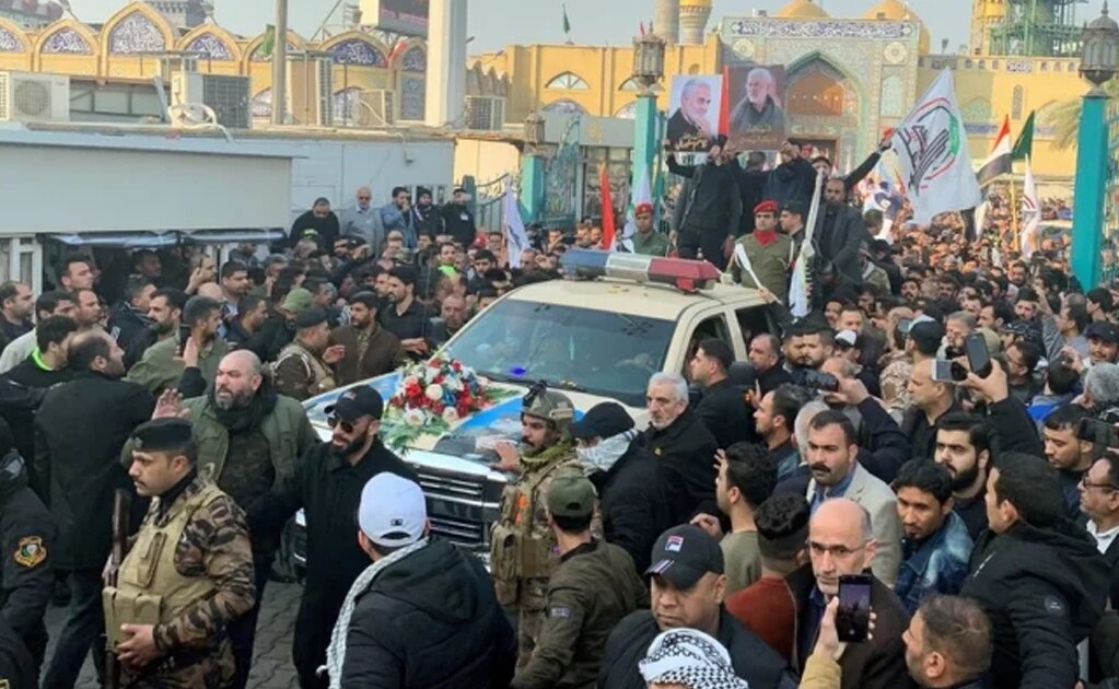 Qasem Soleimani: miles de iraquíes cantan "muerte a Estados Unidos" en el cortejo fúnebre del general iraní