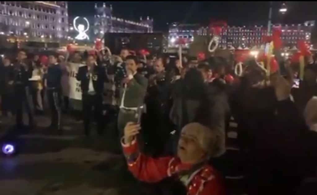 (VIDEO) Simpatizantes de AMLO van a Palacio Nacional a cantarle las mañanitas