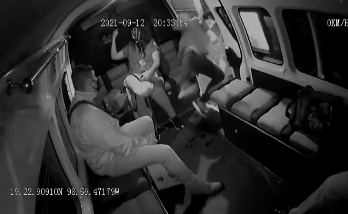 Video. "¡Francisco!" Pasajero cae de combi en Neza al quedarse dormido