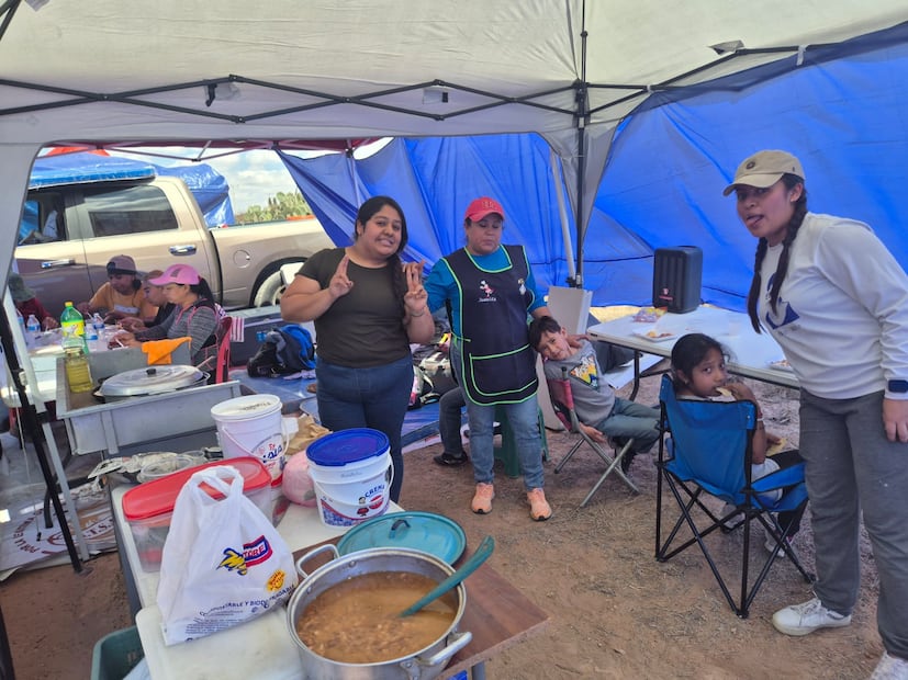 Peregrinos apoyan con alimentos a quienes van en camino a San Juan. Foto: Cortesía Lucía Viramontes