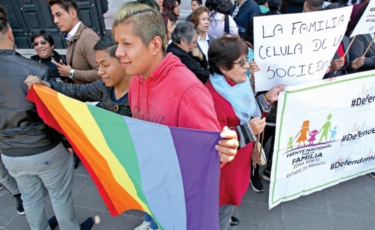 Mexiquenses a favor y en contra de los cambios al Código Civil protestaron afuera del Congreso local. Los legisladores nunca llegaron para debatir la iniciativa. JORGE ALVARADO. EL UNIVERSAL