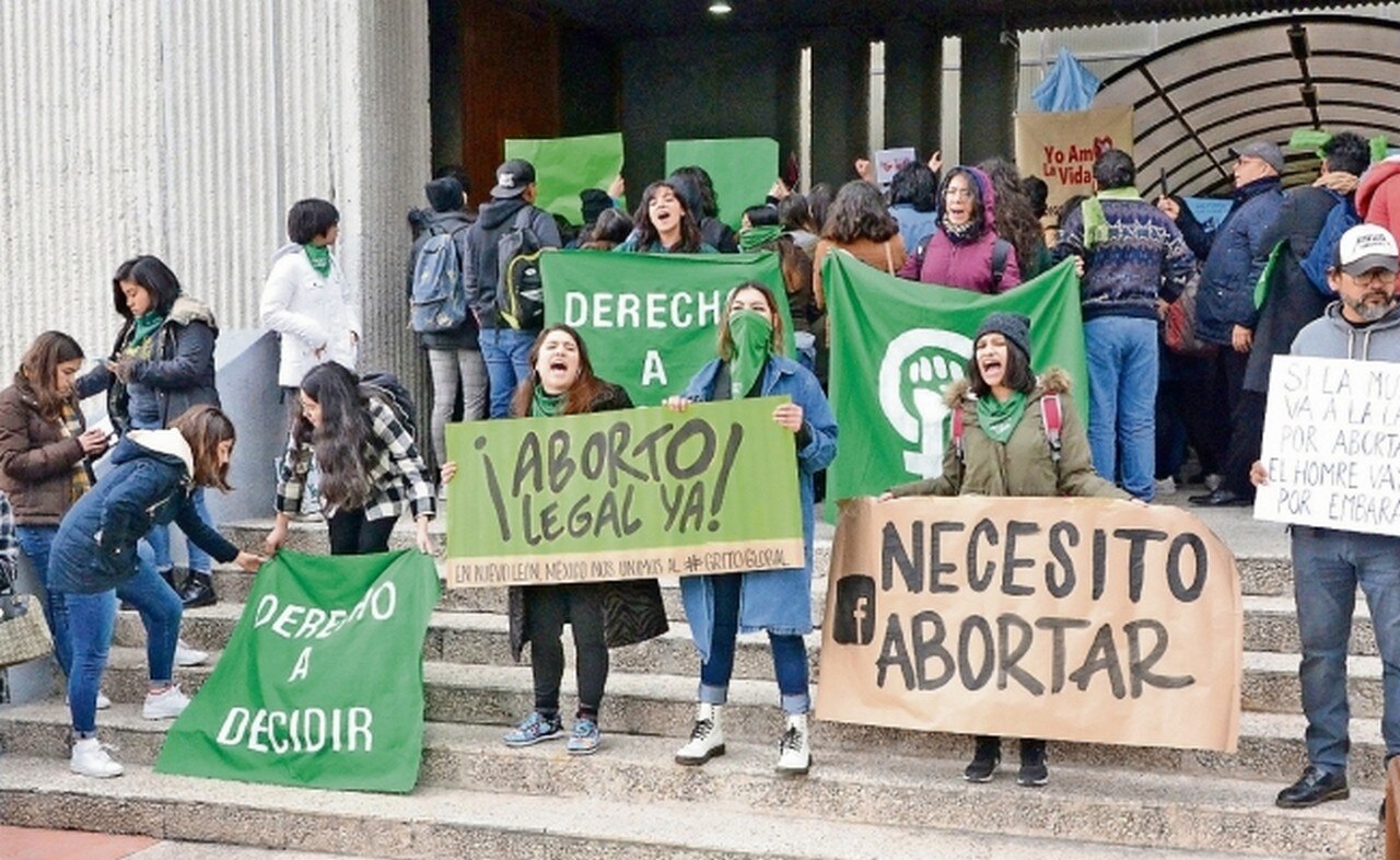 Colectivos feministas realizaron una manifestación en rechazo a la recién aprobada reforma antiaborto que votaron a favor 30 diputados locales. EMILIO VÁSQUEZ. ELUNIVERSAL