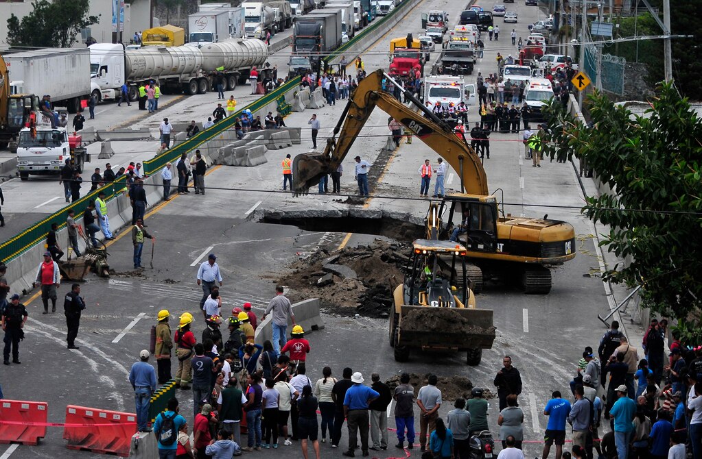 Designan a involucrado en socavón de Paso Exprés como encargado de SCT en SLP