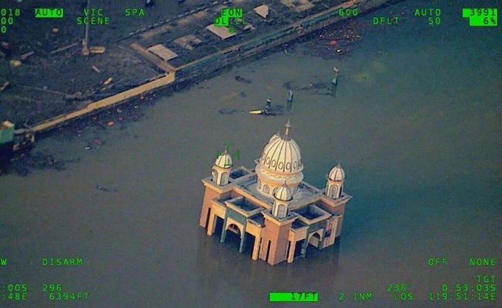  Hallan cuerpos de 34 estudiantes en iglesia de Indonesia tras sismo