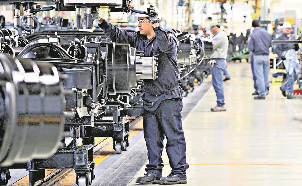 Producción automotriz cae 13% en noviembre: Inegi