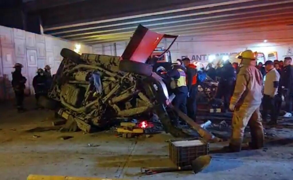Camioneta cae de un puente en capital de SLP; conductor resulta lesionado