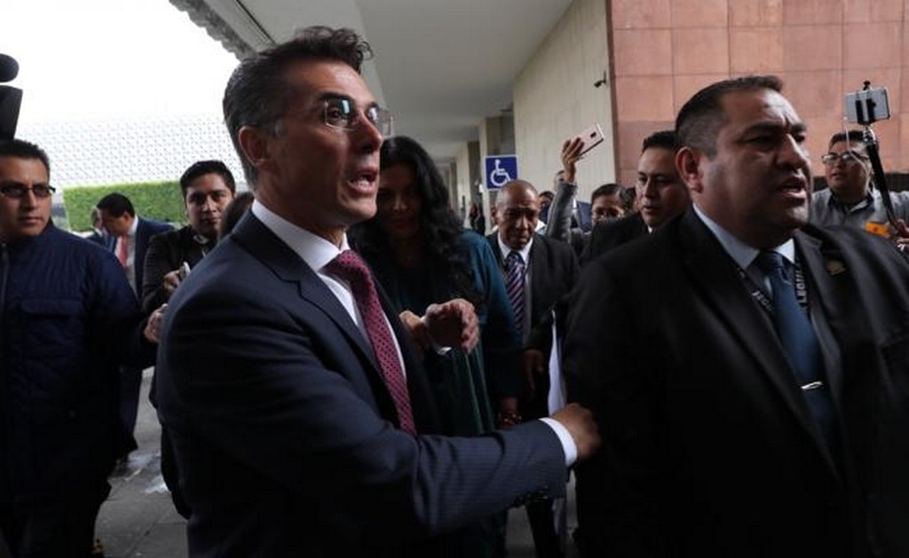 Critican a Sergio Mayer por "links" para descargar libros ilegalmente