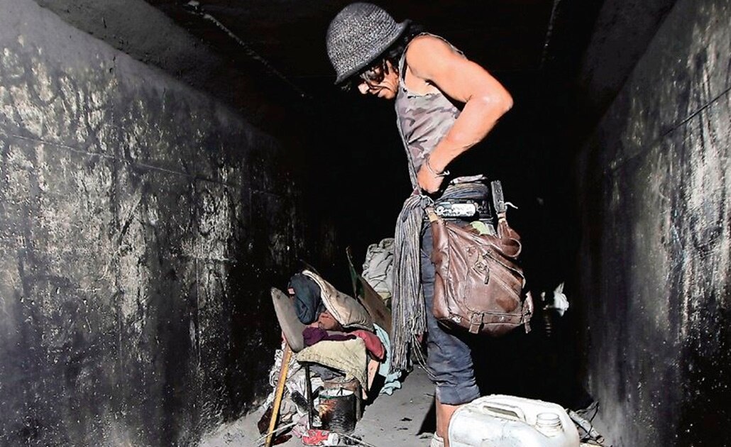 Vivir en una alcantarilla; las drogas lo hicieron tocar fondo