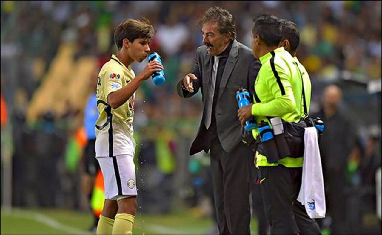 Ricardo La Volpe y Diego Lainez en su debut. Foto: @RicardoLaVolpeG