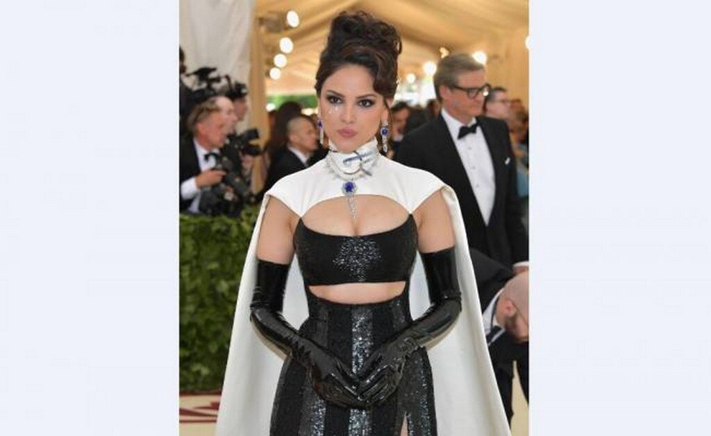 Eiza González desfila en la Gala del Met