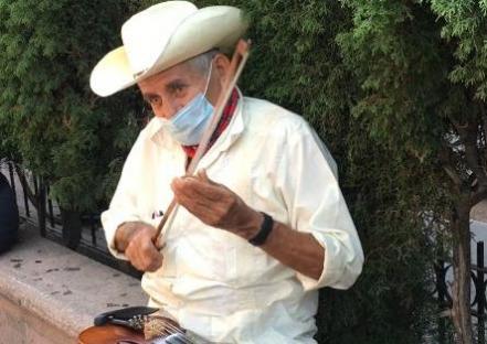 Con el vibrar del violín, huapangueros llenan de vida el Centro Histórico de SLP